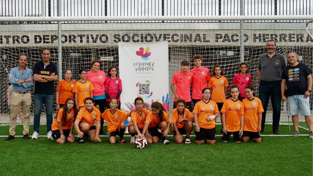 Equipo Club Deportivo Grupo Joven en el acto de entrega de las equipaciones por CorazonEx Solidarios