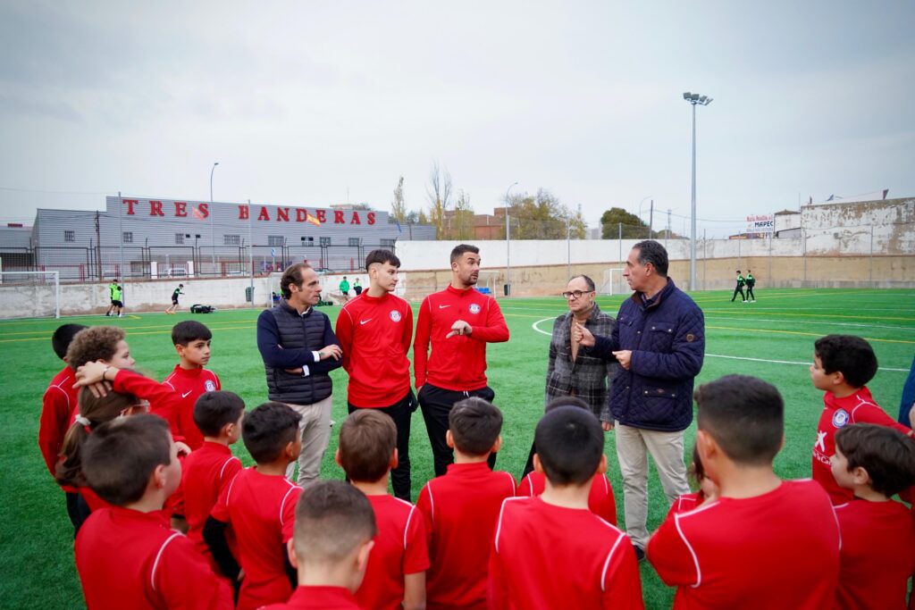 Niños de la escuela de fútbol en Badajoz con la fundación Atlético de Madrid