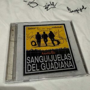 CD y camiseta firmada por Sanguijuelas del Guadiana